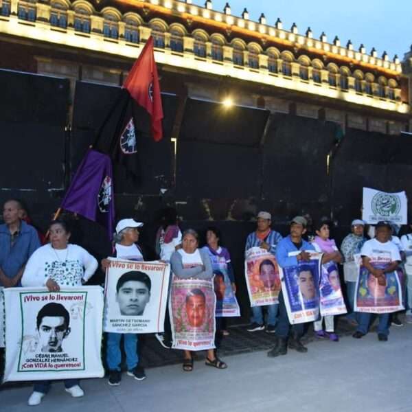 Padres de normalistas desaparecidos instalan plantón; piden que AMLO cumpla