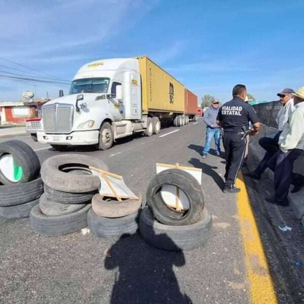 Ejidatarios bloquean carreteras de Tlaxcala; reclaman pago por explotación de sus tierras