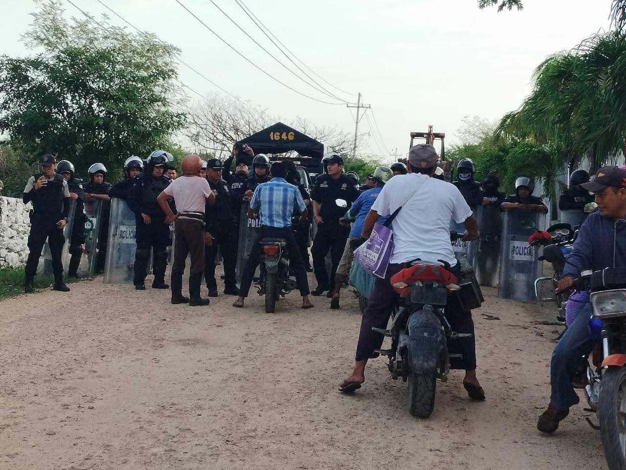 Agosto 2023. Policías estatales resguardan las 324 hectáreas que los habitantes de Ixil reclaman como propias. Foto: Facebook del colectivo de Defensores y Protectores del Futuro de Ixil 